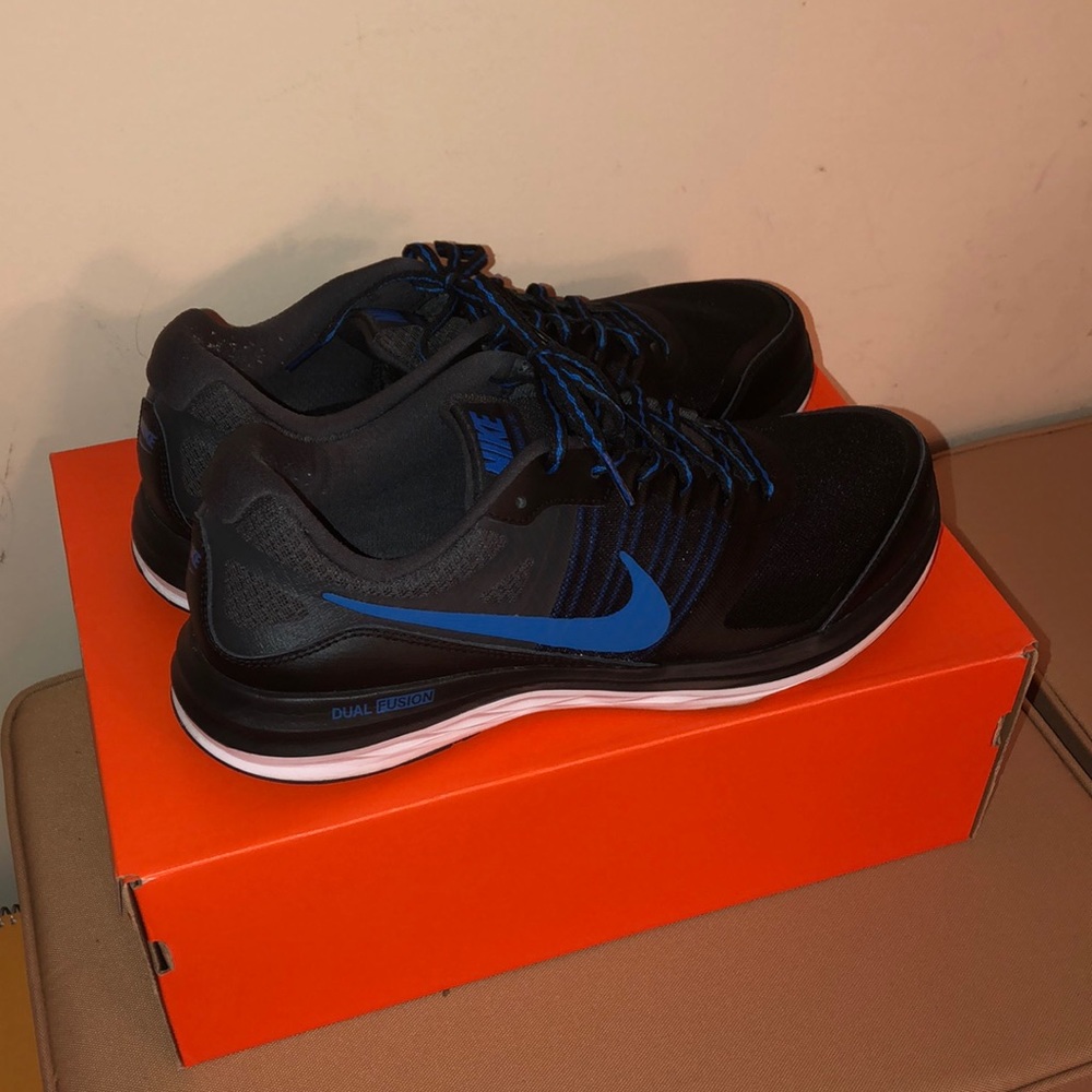 Nike Dual Fusion Sneaker